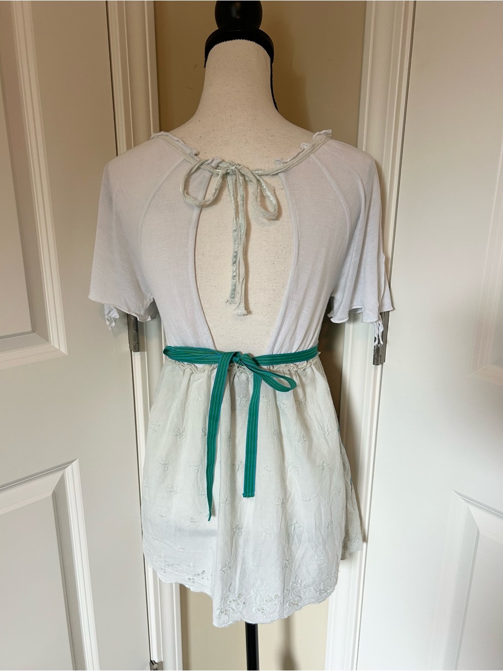 True vintage Free People White Embroidered boho Peasant Top, open back, deep V - Picture 3 of 8